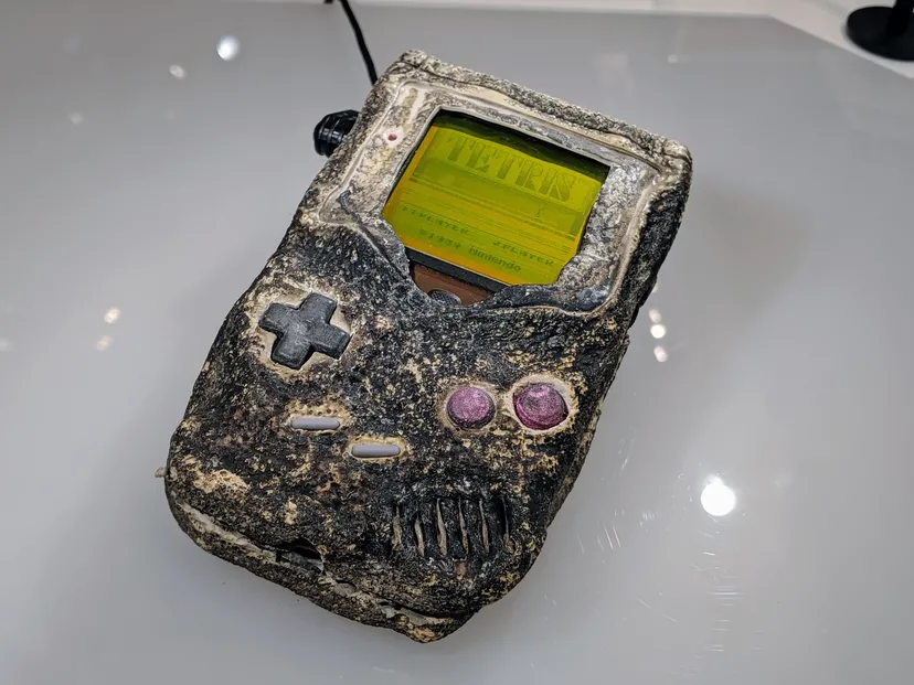 Το Game Boy που επέζησε από βομβαρδισμό
